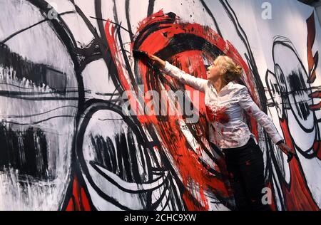 Pauline Amos, Performance- und Malerin, stellt in der Stolen Space Gallery in London ein 40 m x 12 m großes Gemälde mit dem Titel „Pity the Meat“ fertig. Die Künstlerin arbeitet seit 5 Tagen im Rahmen ihrer neuen Ausstellung an dem Gemälde in der Galerie. DRÜCKEN SIE ZUORDNUNG. Bilddatum: Donnerstag, 23. August 2017. Dies ist das erste Mal seit 14 Jahren Amos hat eine Ôdurational' Malerei Performance präsentiert, die vorherige in Rom in der Opera Paese Galerie produziert ihr renommiertes Opera Paese Gemälde, die einen £1,3 Millionen Preisag trug. Bildnachweis sollte lauten: Doug Peters/PA Wire Stockfoto