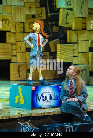 Embargoed to 0001 Mittwoch September 13 REDAKTIONELLE VERWENDUNG NUR Schauspielerin Emma Moore, die spielt Matilda in der Royal Shakespeare Company Matilda die Musical-Bühnenshow im Cambridge Theatre steht mit einem einzigartigen LEGO-Backstein-Build des Charakters &Ocirc;Matilda&Otilde;, Roald Dahl Tag zu feiern, Das ist der Geburtstag des Geschichtenerzählers am 13. September in London. Stockfoto