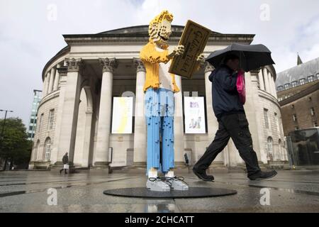 REDAKTIONELLE VERWENDUNG NUR EIN einzigartiger LEGO-Steinbau der Figur &Ocirc;Charlie&Otilde;, von Charlie und der Schokoladenfabrik in der Manchester Central Library, um den Roald Dahl Day zu feiern, der den Geburtstag des Geschichtenerzählers am 13. September feiert. Stockfoto