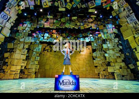 REDAKTIONELLE VERWENDUNG NUR EIN einzigartiger LEGO-Stein-Bau der Figur &Ocirc;Matilda&Otilde;, von der Royal Shakespeare Company's Matilda The Musical im Cambridge Theatre London, zu feiern Roald Dahl Day, der den Geschichtenerzähler Geburtstag am 13. September feiert. Stockfoto