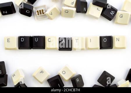 Computer und Computertechnologien in den Industrien und in den Bereichen der menschlichen Tätigkeit - Konzept. Bildung. Auf einem weißen Hintergrund von den verstreuten Schlüsseln Stockfoto