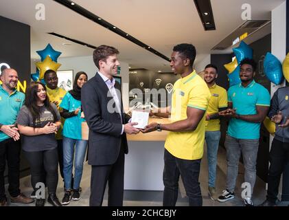 REDAKTIONELLE NUTZUNG NUR Nick Thomas (links) ist der erste Kunde, der die neue Apple Watch Series 3 bei EE in der Tottenham Court Road, London, kauft. Stockfoto