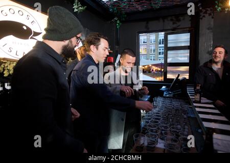 NUR FÜR REDAKTIONELLE VERWENDUNG (von links nach rechts) Charles Cave, Jack Lawrence-Brown und Harry McVeigh, Mitglieder von White Lies, gießen Bier für Fans auf der jährlichen Goose Island LDN Block Party im Red Market im Osten Londons. DRÜCKEN SIE ZUORDNUNG. Bilddatum: Samstag, 23. September 2017. Das eintägige Festival bringt den Geist Chicagos in den Osten Londons und bietet Bierliebhabern die Möglichkeit, eine Reihe von Bands, Street Food und eine Auswahl an Bieren zu genießen. Bildnachweis sollte lauten: David Parry/PA Wire Stockfoto