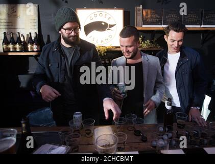 NUR FÜR REDAKTIONELLE VERWENDUNG (von links nach rechts) Charles Cave, Harry McVeigh und Jack Lawrence-Brown, Mitglieder von White Lies, gießen Bier für Fans auf der jährlichen Goose Island LDN Block Party im Red Market im Osten Londons. DRÜCKEN SIE ZUORDNUNG. Bilddatum: Samstag, 23. September 2017. Das eintägige Festival bringt den Geist Chicagos in den Osten Londons und bietet Bierliebhabern die Möglichkeit, eine Reihe von Bands, Street Food und eine Auswahl an Bieren zu genießen. Bildnachweis sollte lauten: David Parry/PA Wire Stockfoto