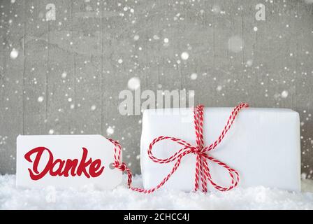 Ein Weihnachtsgeschenk, Schnee, Schneeflocken, Zement, Red Danke Bedeutet Danke Stockfoto