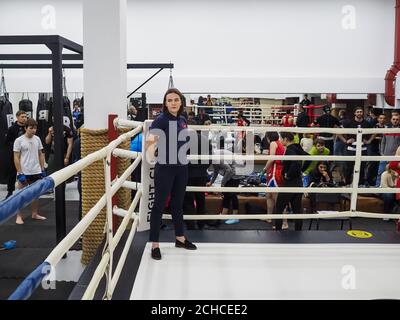 Moskau. Russland. 13. September 2020 EINE Schiedsrichterin steht in der Ecke eines Boxrings und wartet auf den Beginn eines Muay Thai-Kampfs. Starkes Frauenkonzept Stockfoto