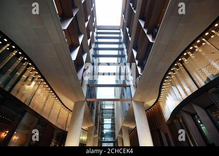 Allgemeiner Blick auf die Bloomberg Arcade, eine von Foster + Partners entworfene neue Fußgängerzone im neuen europäischen Hauptsitz von Bloomberg in der City of London. Stockfoto