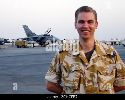 Sammeln Sie Foto ausgestellt am Mittwoch, 22. März 2006, von Flug Lieutenant Dr. Malcolm Kendall-Smith im Golf. Dem RAF-Arzt, der sich weigerte, im Irak zu dienen, wurde gesagt, dass er vor einem Kriegsgericht stehen muss. Flugleutnant Kendall-Smith wird fünf Anklagen wegen Nichteinhaltung einer gesetzlichen Anordnung ausgesetzt, nachdem er sich geweigert hatte, an der Ausbildung und dem Einsatz in Basra teilzunehmen. Der 37-Jährige, der die doppelte britisch-neuseeländische Staatsbürgerschaft besitzt, hatte bereits zwei Dienstreisen im Irak gemacht, weigerte sich aber im Juni letzten Jahres, dorthin zurückzukehren. Siehe PA Geschichte GERICHTE Irak. DRÜCKEN Sie VERBANDSFOTO. Bildnachweis sollte lauten: Collect/PA. Stockfoto