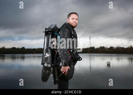 MONTAG, den 0001. NOVEMBER 2009, NUR FÜR REDAKTIONELLE VERWENDUNG Richard Browning, Gründer und Pilot bei Gravity Industries Ltd, stellt den Guinness-Weltrekord für "die schnellste Geschwindigkeit in einem körpergesteuerten Triebwerksanzug" im Lagoona Park in Reading, anlässlich des Guinness-Weltrekordtages 2017. Stockfoto