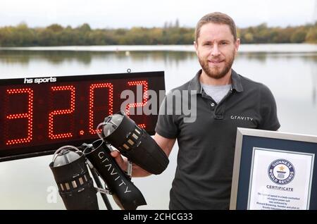 NUR FÜR REDAKTIONELLE VERWENDUNG Richard Browning, Gründer und Pilot bei Gravity Industries Ltd, stellt den Guinness-Weltrekord für "die schnellste Geschwindigkeit in einem körpergesteuerten Triebwerksanzug" im Lagoona Park in Reading fest, anlässlich des Guinness-Weltrekordtages 2017. Stockfoto