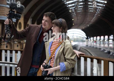 Montag, den 0001. November 13.REDAKTIONELLE NUTZUNG GEOFF und Vicki, das Trainspotting-Team hinter "AllTheStations", markieren den einjährigen Countdown bis zur Indienststellung der neuen Azuma-Züge am Bahnhof York. Stockfoto