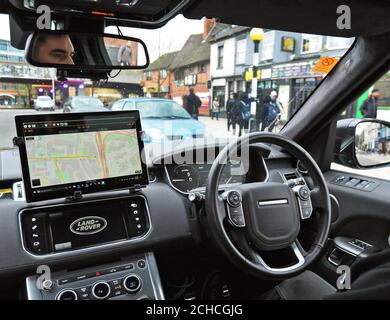 Ein Jaguar Land Rover Forschungsfahrzeug, das mit der selbstfahrenden Technologie des Unternehmens ausgestattet ist, navigiert durch das Stadtzentrum von Coventry. Stockfoto