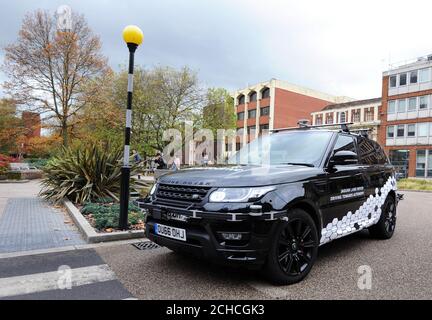 Ein Jaguar Land Rover Forschungsfahrzeug, das mit der selbstfahrenden Technologie des Unternehmens ausgestattet ist, navigiert durch das Stadtzentrum von Coventry. Stockfoto