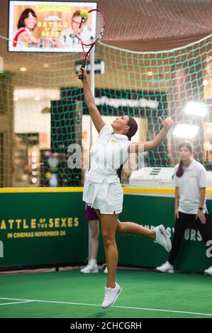 Jessica Wright von The Only Way is Essex spielt Tennis gegen Made in Chelsea's Jamie Laing, um die Veröffentlichung des neuen Tennisfilms Battle of the Sexes in Zusammenarbeit mit dem Müsliriegel Nature Valley im Westfield London in Shepherds Bush zu feiern. Stockfoto