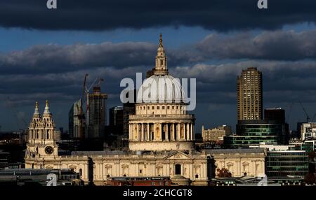 Ein Blick auf St. Paul's Cathedral, von der Aussichtsplattform auf der Spitze des Blavatnik Building, Tate Modern gesehen Stockfoto