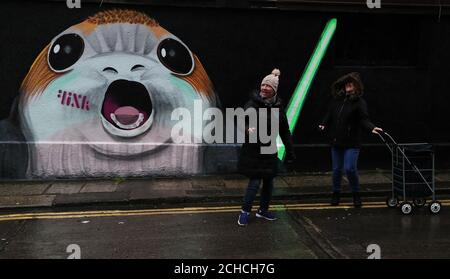 Die Menschen gehen an einem Porg Wandbild im Stadtzentrum Dublins vorbei. Porgs sind eine neue Star Wars-Figur, die in Star Wars: Episode VIII The Last Jedi erscheinen soll. Stockfoto