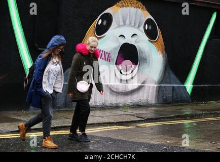 Die Menschen gehen an einem Porg Wandbild im Stadtzentrum Dublins vorbei. Porgs sind eine neue Star Wars-Figur, die in Star Wars: Episode VIII The Last Jedi erscheinen soll. Stockfoto