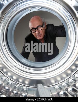 GESPERRT BIS 0001 DIENSTAG NOVEMBER 28 REDAKTIONELLE VERWENDUNG NUR der preisgekrönte Komponist Michael Nyman feiert die Veröffentlichung von Washing Machine &ETH; The Movie, für den er eine Originalpartitur erstellt hat, um die Einführung des neuen Samsung QuickDrive zu markieren. Stockfoto