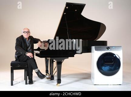 GESPERRT BIS 0001 DIENSTAG NOVEMBER 28 REDAKTIONELLE VERWENDUNG NUR der preisgekrönte Komponist Michael Nyman feiert die Veröffentlichung von Washing Machine &ETH; The Movie, für den er eine Originalpartitur erstellt hat, um die Einführung des neuen Samsung QuickDrive zu markieren. Stockfoto