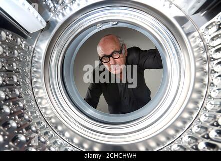 EMBARGOED TO 0001 DIENSTAG NOVEMBER 28 REDAKTIONELLE VERWENDUNG NUR preisgekrönte Komponist Michael Nyman feiert die Veröffentlichung von Washing Machine Ð The Movie, für die er eine Originalpartitur erstellt, um die Einführung des neuen Samsung QuickDrive markieren. Stockfoto