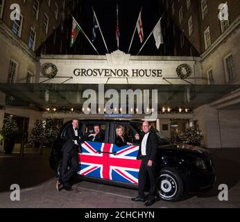 Mike Hawes, CEO von SMMT, Tony Walker, President von SMMT, die Komikerin Jennifer Saunders und Chris Gubbey, CEO der London EV Company, treffen sich beim jährlichen Dinner der Society of Motor Manufacturers and Traders (SMMT), um die Automobilindustrie im Grosvenor House Hotel, London, zu feiern. Stockfoto