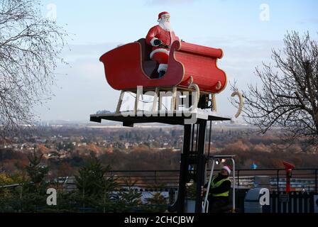 REDAKTIONELLE VERWENDUNG NUR Tony Down liefert Father Christmas und seinen Schlitten, Teil des 15 Meter langen LEGO Modells, ins Legoland Windsor Resort in Berkshire. Stockfoto