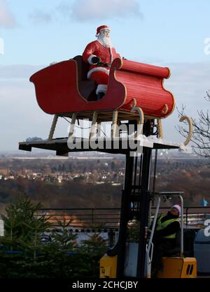 REDAKTIONELLE VERWENDUNG NUR Tony Down liefert Father Christmas und seinen Schlitten, Teil des 15 Meter langen LEGO Modells, ins Legoland Windsor Resort in Berkshire. Stockfoto