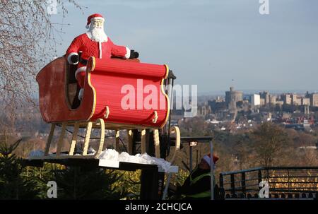 REDAKTIONELLE VERWENDUNG NUR Tony Down liefert Father Christmas und seinen Schlitten, Teil des 15 Meter langen LEGO Modells, ins Legoland Windsor Resort in Berkshire. Stockfoto