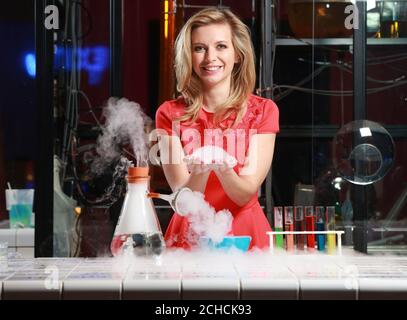 GESPERRT BIS 0001 MONTAG 11. DEZEMBER NUR REDAKTIONELLE VERWENDUNG Fernsehmoderatorin Rachel Riley experimentiert im Science Museum, da die National Lottery eine Woche kostenloser Angebote für über 400 von der National Lottery finanzierte Heritage Attractions in ganz Großbritannien startet. Stockfoto