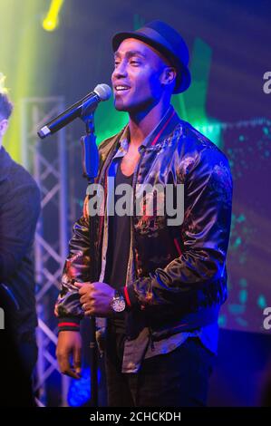 Simon Webbe von Noughties&Ecirc;Boyband 'Blue' tritt auf der Bühne auf, als die Band in 'Green' umbenannt wird, um offiziell den Start des Tarifs 'Go Green' durch den Energieversorger npower im stolzen Camden, London, zu markieren. Stockfoto