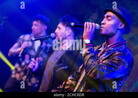 REDAKTIONELLE VERWENDUNG NUR Duncan James, Antony Costa und Simon Webbe aus Noughties&Ecirc;Boyband 'Blue' treten auf der Bühne auf, als die Band in 'Green' umbenannt wird, um offiziell den "Go Green"-Tarif des Energieversorgers npower im stolzen Camden, London, zu starten. Stockfoto