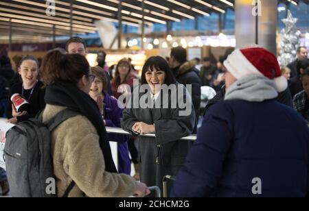 Martine McCutcheon begrüßt gemeinsam mit Freiwilligen am Flughafen Heathrow die Passagiere zu Weihnachten mit ihrem eigenen ÔLove tatsächlichen' Moment vor der arbeitsreichsten Ankunftswoche des Flughafens, Middlesex. DRÜCKEN SIE ZUORDNUNG. Foto. Bilddatum: Dienstag, 19. Dezember 2017. Familie und Freunde können auf Twitter eine Nachricht an @Heathrowairport senden, um einen geliebten Menschen bei der Ankunft am Flughafen persönlich willkommen zu heißen, wenn er an Weihnachten nicht persönlich dort sein kann. Bildnachweis sollte lauten: David Parry/PA Wire Stockfoto