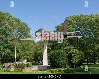 Royal Canadian Air Force Memorial in Germain Park mit EINEM F-86 MKV Sabre Golden Hawks Fighter Aerobatics Flying Team Jet Fluggerät Anzeigen Stockfoto