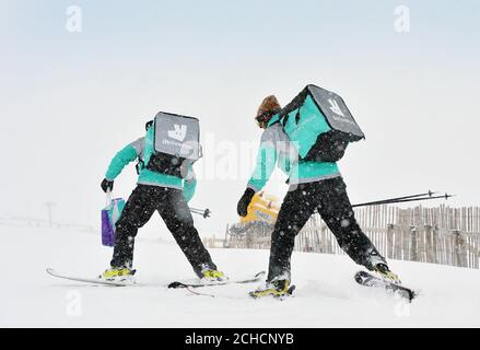 MONTAG, 22. JANUAR, 0001. JANUAR, NUR FÜR REDAKTIONELLE VERWENDUNG die Deliveroo Rider Jake Yuill-Kirkwood (rechts) und Connor Small im Training liefern eine der ersten Schneelieferungen Großbritanniens in Glencoe in Schottland. DRÜCKEN SIE ZUORDNUNG. Foto. Ausgabedatum: Montag, 22. Januar 2018. Das Lieferunternehmen führt die Lieferungen von Skidoo, Ski und Snowboard in ganz Großbritannien ab dem 22. Januar durch, um sich auf jeden Schnee vorzubereiten, der Großbritannien trifft. Bildnachweis sollte lauten: Mark Runnacles/PA Wire Stockfoto