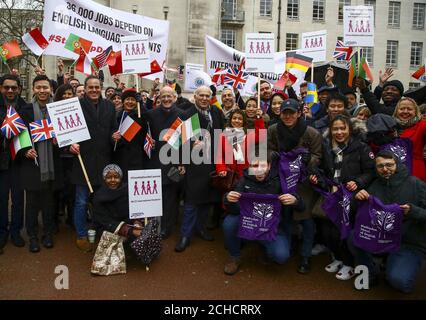 NUR REDAKTIONELLE VERWENDUNG (stehend, Dritter links nach rechts) Jonathan Bartley, Co-Vorsitzender der Grünen, Jasmine Whitbread, Chief Executive von London First, Paul Curran, Präsident der City University, Sir Vince Cable, Der Vorsitzende der Liberaldemokraten und der Abgeordnete Tulip Siddiq nehmen an einer Kundgebung zur Unterstützung internationaler Studenten in Central London Teil, die Teil der Kampagne "aufzustehen, nicht gezählt zu werden" von London First ist, die darauf abzielt, Studenten aus dem britischen Nettomigrationsziel zu holen. DRÜCKEN SIE ZUORDNUNG. Foto. Bilddatum: Dienstag, 13. Februar 2018. Die Regierung hat sich zum Ziel gesetzt, die Nettomigration auf weniger als 100 Jahre zu reduzieren. Stockfoto