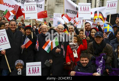 (Stehend, von links nach rechts) Jonathan Bartley, Co-Vorsitzender der Grünen, Jasmine Whitbread, Chief Executive von London First, Paul Curran, Präsident der City University, Sir Vince Cable, Der Vorsitzende der Liberaldemokraten und der Abgeordnete Tulip Siddiq nehmen an einer Kundgebung zur Unterstützung internationaler Studenten im Zentrum von London Teil, die Teil der Kampagne „Stand Up Don't Be counted“ von London First ist, die darauf abzielt, Studenten aus dem britischen Nettomigrationsziel zu holen. DRÜCKEN SIE ZUORDNUNG. Foto. Bilddatum: Dienstag, 13. Februar 2018. Die Regierung hat sich zum Ziel gesetzt, die Nettomigration auf unter 100,000 pe zu reduzieren Stockfoto