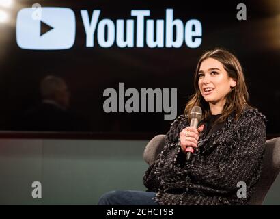 Dua Lipa im Gespräch mit Lyor Cohen, Global Head of Music bei YouTube, bei YouTube Space London, im Vorfeld der Brit Awards, die am Mittwoch, den 21. Februar, stattfinden. DRÜCKEN SIE ZUORDNUNG. Foto. Bilddatum: Montag, 19. Februar 2018. Das Foto sollte lauten: John Nguyen/PA Wire Stockfoto