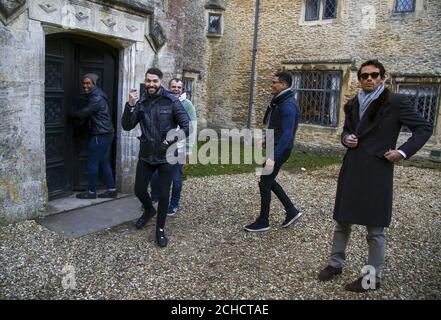 NUR ZUR REDAKTIONELLEN VERWENDUNG (von links nach rechts) Simon Webbe, Jay Hutton, Simon Gregson, Anthony Ogogo und Mark-Francis Vandelli kommen im Chavenage House in Gloucestershire an, um sich auf ÔCelebrity Haunted Mansion' vorzubereiten, das ab Mittwoch, dem 21. Februar, fünf aufeinanderfolgende Nächte auf dem W-Kanal ausgestrahlt wird. DRÜCKEN SIE ZUORDNUNG. Foto. Bilddatum: Dienstag, 20. Februar 2018. Bildnachweis sollte lauten: Geoff Caddick/PA Wire Stockfoto