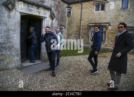 NUR ZUR REDAKTIONELLEN VERWENDUNG (von links nach rechts) Mark-Francis Vandelli, Anthony Ogogo, Simon Gregson, Jay Hutton und Simon Webbe kommen im Chavenage House in Gloucestershire an, um sich auf ÔCelebrity Haunted Mansion' vorzubereiten, das ab Mittwoch, dem 21. Februar, fünf Nächte hintereinander auf dem W-Kanal läuft. DRÜCKEN SIE ZUORDNUNG. Foto. Bilddatum: Dienstag, 20. Februar 2018. Bildnachweis sollte lauten: Geoff Caddick/PA Wire Stockfoto