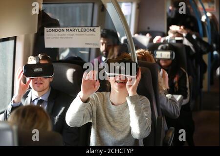 Pendler (von links nach rechts) Luke McInroy und Liana Bignall in einem Chiltern Railways-Zug nach London erleben Sie Westaustralien in vollständig immersiven VR-Headsets (Virtual Reality). DRÜCKEN SIE ZUORDNUNG. Foto. Bilddatum: Montag, 5. März 2018. Das einzigartige Erlebnis wurde von Tourism Western Australia in Zusammenarbeit mit Chiltern Railways beauftragt, um den Start des ersten Nonstop-Fluges zwischen Großbritannien und Australien zu feiern. Das interaktive 360-Grad-Format bietet Passagieren die Möglichkeit, die Tierwelt Westaustraliens kennenzulernen, einschließlich Schwimmen mit sanften Walhaien und Stockfoto