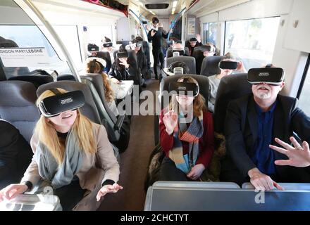 Pendler in einem Zug der Chiltern Railways nach London erleben Westaustralien in vollständig immersiven VR-Headsets (Virtual Reality). DRÜCKEN SIE ZUORDNUNG. Foto. Bilddatum: Montag, 5. März 2018. Das einzigartige Erlebnis wurde von Tourism Western Australia in Zusammenarbeit mit Chiltern Railways in Auftrag gegeben, um den Start des ersten Nonstop-Fluges zwischen Großbritannien und Australien zu feiern. Das interaktive 360-Grad-Format bietet Passagieren die Möglichkeit, die Tierwelt Westaustraliens zu sehen, darunter Schwimmen mit sanften Walhaien und Treffen mit freundlichen Quokkas. Se Stockfoto