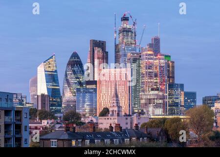 Blick nach Südwesten zur Stadt in der Dämmerung. Von links, Walkie-Talkie teilweise verdeckt, der Skalpell, die Gherkin, Dose Ham, Cheesegrater, Chris Stockfoto