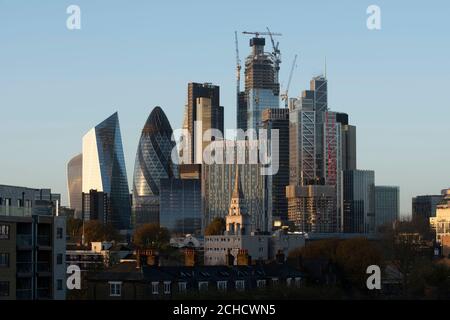 Goldenes Licht bei Sonnenaufgang im Blick auf die Stadt. Blick nach Südwesten zur Stadt, von links, Walkie-Talkie teilweise verdeckt, der Skalpell, der Gherki Stockfoto