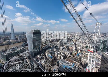 Blick von der Spitze des Skalpells nach Westen entlang der Themse. Der Walkie-Talkie ist im Vordergrund, mit Blick auf die Stadt nach Westmin Stockfoto