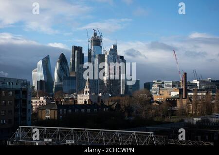 Blick nach Südwesten in die Stadt am frühen Morgen. Von links, Walkie-Talkie teilweise verdeckt, der Skalpell, die Gherkin, Dose Ham, Cheesegrater, Stockfoto