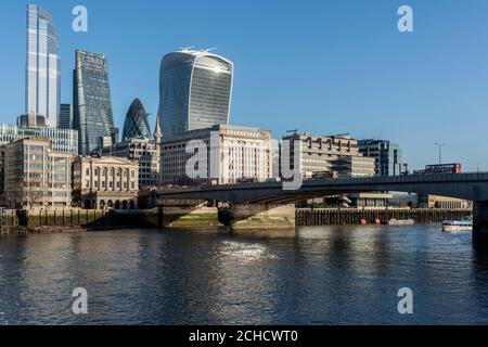 Blick auf die Stadt von Southwark nach Nordosten an einem strahlend blauen Himmel. Busse auf der London Bridge. Von links nach rechts, 22 Bishopsgate, der Cheeseg Stockfoto