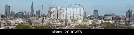London Skyline von St. James's aus, Blick nach Osten. Auf der linken Seite des Rahmens, ein Blackfriars und Southbank Tower, in der Ferne rechts, Canary Stockfoto