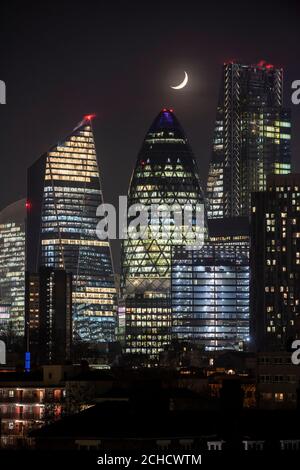 Viertelmonduntersetzung über dem Gherkin. Blick südwestlich zur Stadt, von links, Walkie-Talkie teilweise verdeckt, der Skalpell, der Gherkin, kann Stockfoto