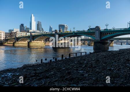 Blick auf die Stadt von der Themse nach Nordosten bei Southwark an einem strahlend blauen Himmel. Southwark Brücke schneidet den Rahmen. Von links nach rechts, Rothlsc Stockfoto