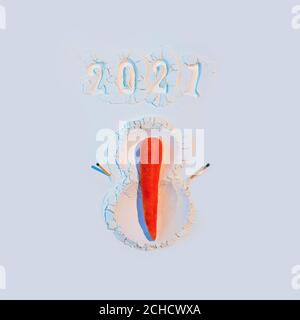 Ein Schneemann aus Mehl mit Karotten und Streichhölzern. Neujahrskonzept Postkarte 2021 Stockfoto